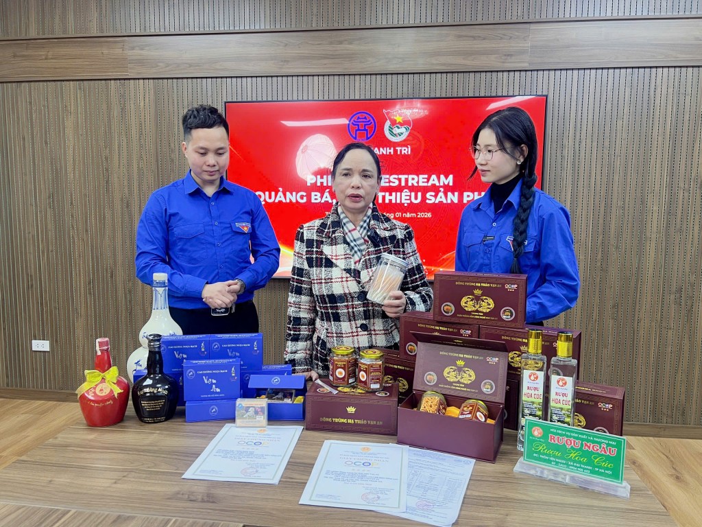 Đại diện chủ thể OCOP trực tiếp giới thiệu sản phẩm đặc trưng của địa phương trong khuôn khổ phiên livestream quảng bá sản phẩm xã Thanh Trì. Đại diện chủ thể OCOP trực tiếp giới thiệu sản phẩm đặc trưng của địa phương trong khuôn khổ phiên livestream quảng bá sản phẩm xã Thanh Trì.