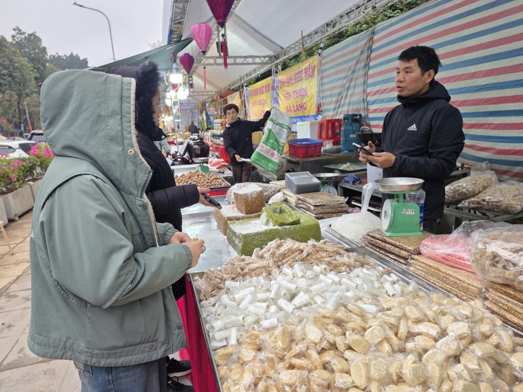 Người mua – người bán trao đổi thân tình tại phiên chợ Tết, tạo nên nét sinh hoạt cộng đồng gần gũi, đậm chất “Tết sum vầy”. Người mua – người bán trao đổi thân tình tại phiên chợ Tết, tạo nên nét sinh hoạt cộng đồng gần gũi, đậm chất “Tết sum vầy”.