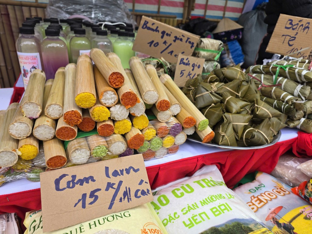 Những món quà Tết truyền thống như cơm lam, bánh chưng, bánh tẻ… được bày bán phong phú, gợi hương vị Tết xưa giữa lòng đô thị. Những món quà Tết truyền thống như cơm lam, bánh chưng, bánh tẻ… được bày bán phong phú, gợi hương vị Tết xưa giữa lòng đô thị.