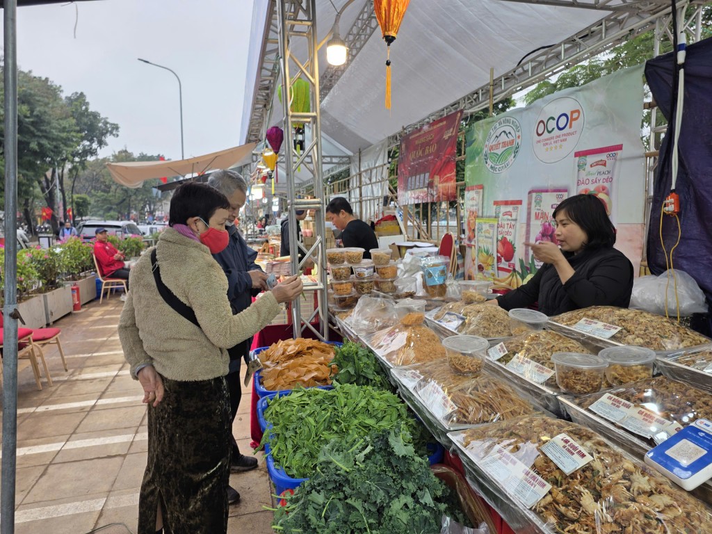 Các gian hàng đặc sản, sản phẩm OCOP thu hút đông đảo người dân tham quan, mua sắm, góp phần làm phong phú không gian Tết ở phường Đống Đa. Các gian hàng đặc sản, sản phẩm OCOP thu hút đông đảo người dân tham quan, mua sắm, góp phần làm phong phú không gian Tết ở phường Đống Đa.