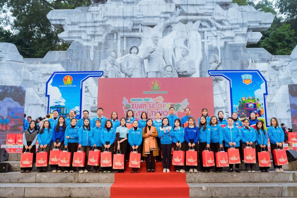 Xuân sẻ chia – Tết yêu thương đến với thiếu nhi Tuyên Quang Xuân sẻ chia – Tết yêu thương đến với thiếu nhi Tuyên Quang