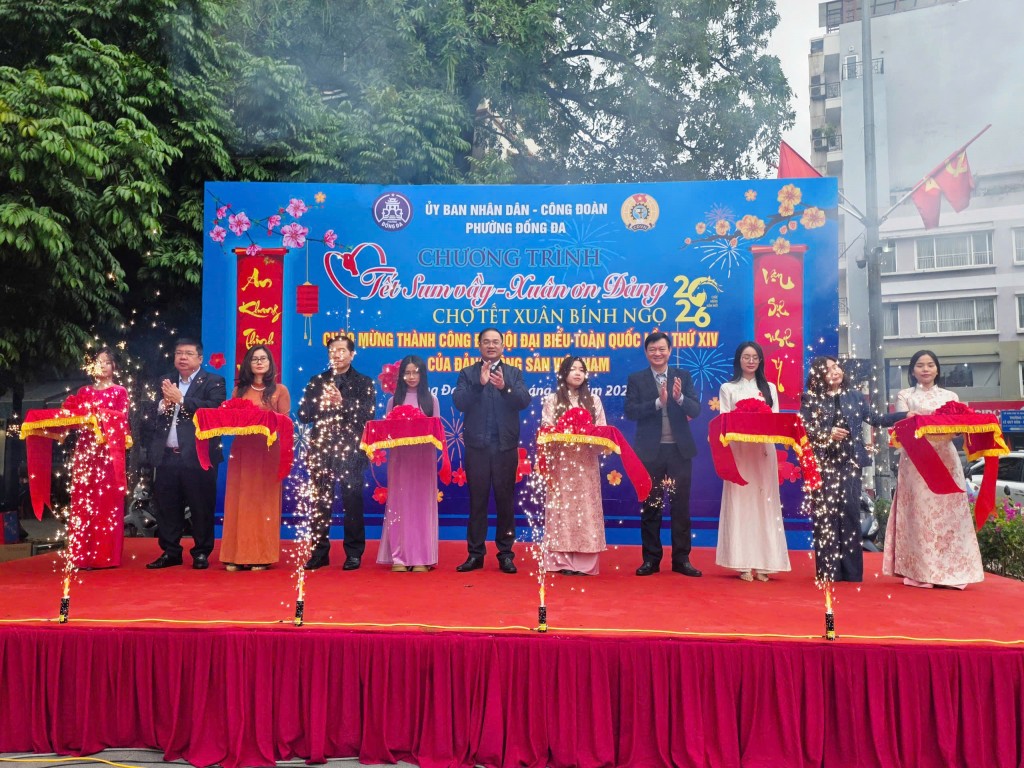 Các đồng chí lãnh đạo phường Đống Đa và đại biểu thực hiện nghi thức cắt băng khai trương Chợ Tết Xuân Bính Ngọ 2026, chào mừng thành công Đại hội đại biểu toàn quốc lần thứ XIV của Đảng. Ảnh 3: Các đồng chí lãnh đạo phường Đống Đa và đại biểu thực hiện nghi thức cắt băng khai trương Chợ Tết Xuân Bính Ngọ 2026, chào mừng thành công Đại hội đại biểu toàn quốc lần thứ XIV của Đảng. Ảnh 3: