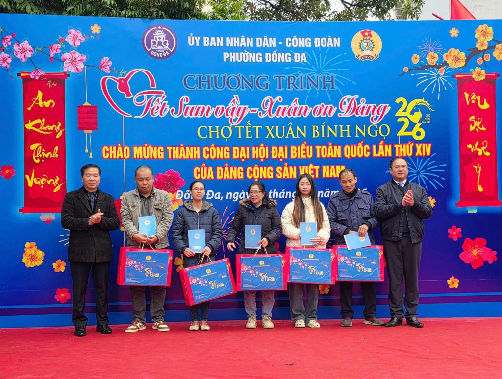 Lãnh đạo phường Đống Đa trao quà Tết cho đoàn viên công đoàn, người lao động có hoàn cảnh khó khăn trên địa bàn trong khuôn khổ chương trình “Tết sum vầy – Xuân ơn Đảng” Xuân Bính Ngọ 2026. Lãnh đạo phường Đống Đa trao quà Tết cho đoàn viên công đoàn, người lao động có hoàn cảnh khó khăn trên địa bàn trong khuôn khổ chương trình “Tết sum vầy – Xuân ơn Đảng” Xuân Bính Ngọ 2026.