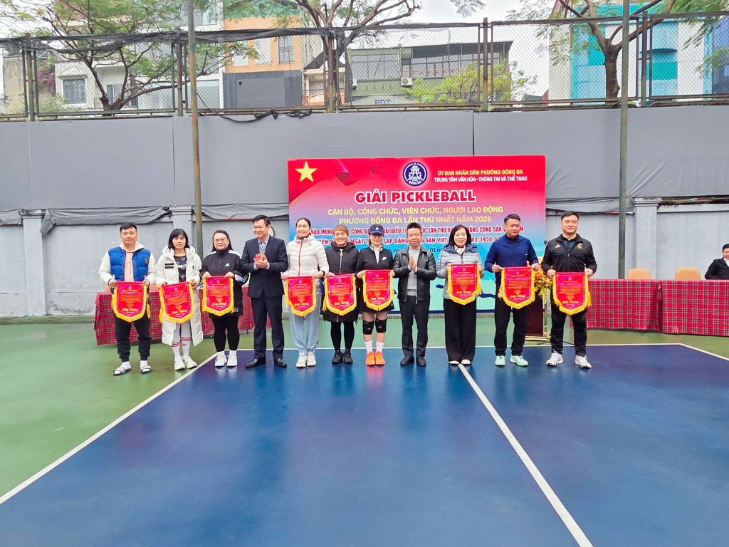 Lãnh đạo phường Đống Đa trao Cờ lưu niệm cho các đội tham gia Giải Pickleball lần thứ I năm 2026 – hoạt động thiết thực chào mừng thành công Đại hội đại biểu toàn quốc lần thứ XIV của Đảng. Lãnh đạo phường Đống Đa trao Cờ lưu niệm cho các đội tham gia Giải Pickleball lần thứ I năm 2026 – hoạt động thiết thực chào mừng thành công Đại hội đại biểu toàn quốc lần thứ XIV của Đảng.