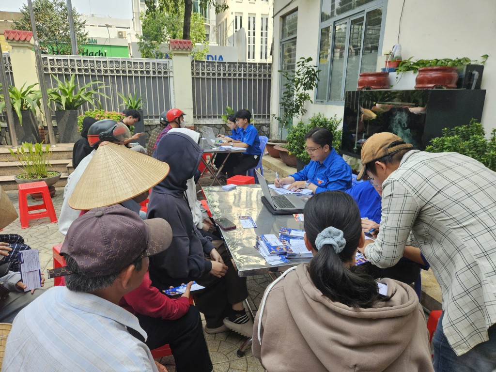 Xúc động khoảnh khắc nhận vé chương trình Mang tết về nhà Xúc động khoảnh khắc nhận vé chương trình Mang tết về nhà