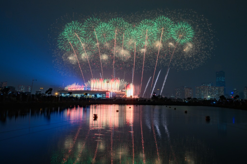 Phú Quốc, Đà Nẵng, Sun Group mang cả bầu trời pháo hoa đỉnh cao ra Thủ đô