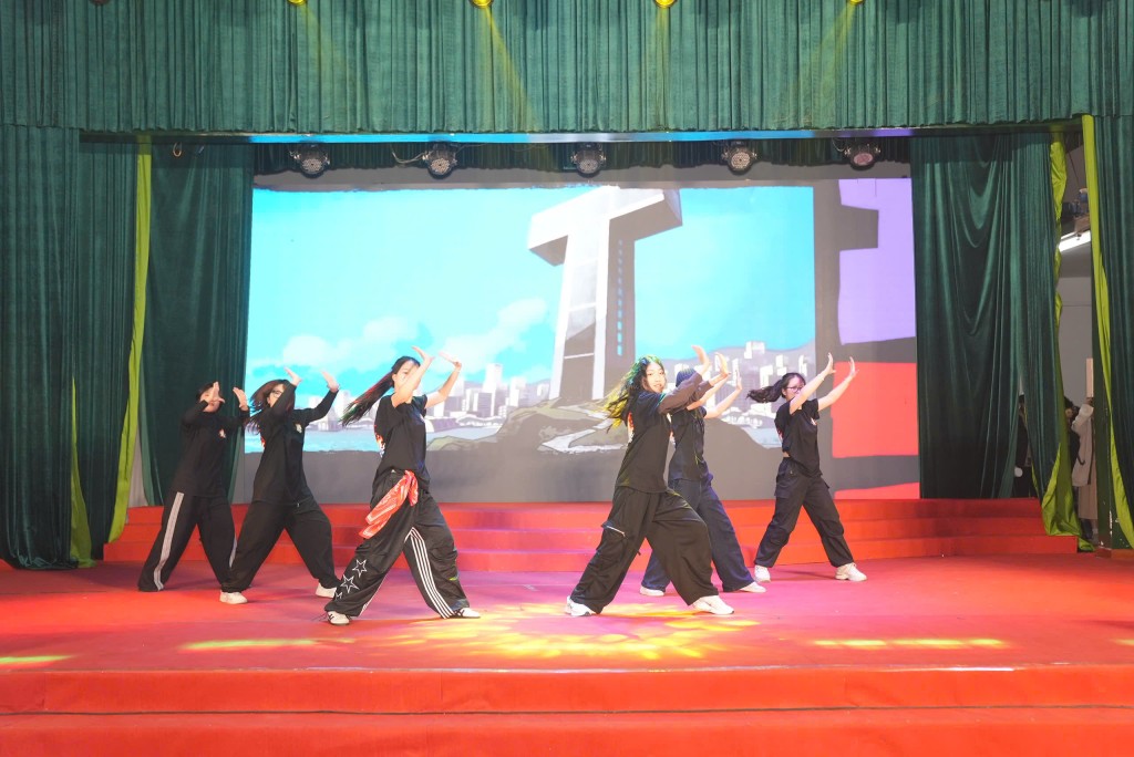 Tiết mục văn nghệ mở màn tại Vòng Chung kết cuộc thi tiếng Anh “SIMPACER Speak Up” năm 2026, góp phần tạo không khí sôi động, truyền cảm hứng cho các thí sinh trước khi bước vào phần tranh tài.