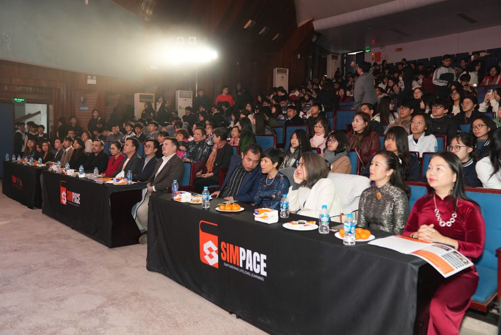 theo dõi chương trình trong không khí trang trọng, hào hứng tại Cung Thanh niên Hà Nội.