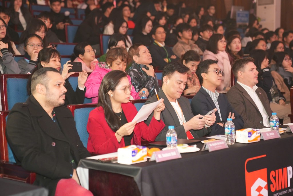 Các đại biểu, Ban Giám khảo và đông đảo học sinh tham dự Vòng Chung kết cuộc thi “SIMPACER Speak Up” 2026, theo dõi chương trình trong không khí trang trọng, hào hứng tại Cung Thanh niên Hà Nội.
