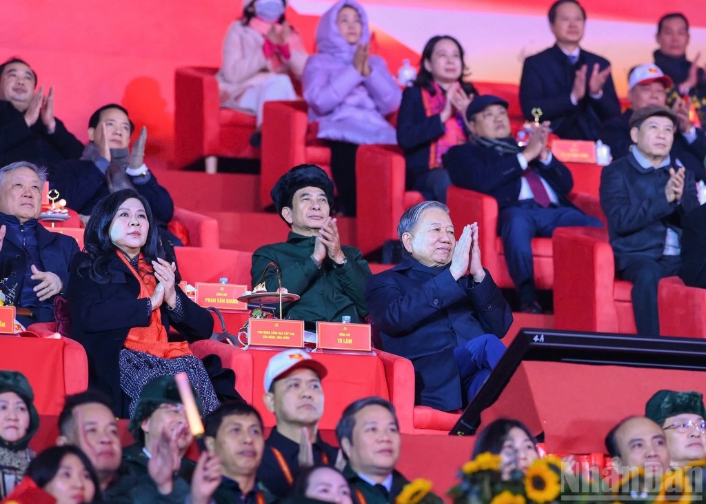 Tổng Bí thư Tô Lâm dự chương trình nghệ thuật đặc biệt "Dưới lá cờ vẻ vang của Đảng” Tổng Bí thư Tô Lâm dự chương trình nghệ thuật đặc biệt "Dưới lá cờ vẻ vang của Đảng”