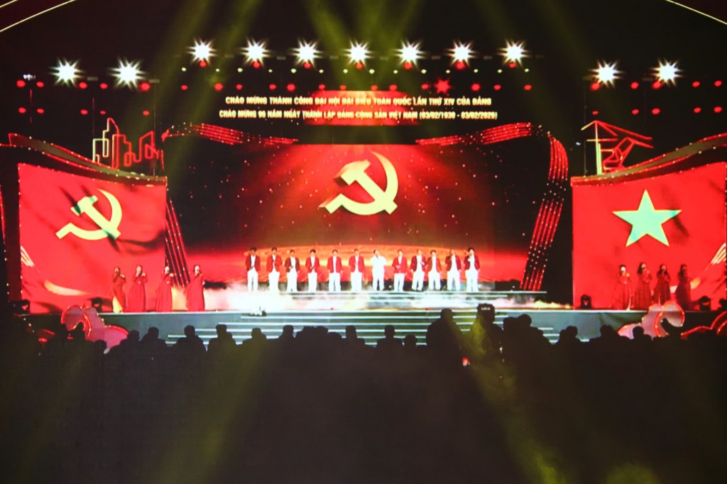 Các tiết mục nghệ thuật được dàn dựng công phu, giàu cảm xúc, ca ngợi Đảng, Bác Hồ, quê hương, đất nước và những thành tựu nổi bật của công cuộc đổi mới