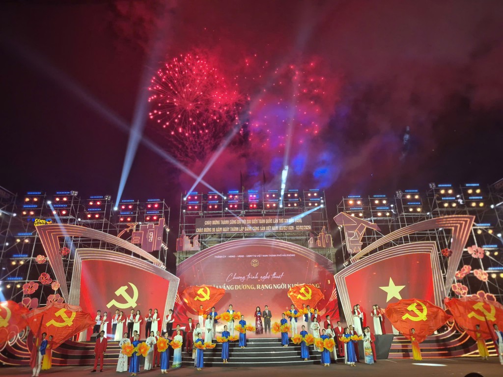Màn pháo hoa rực rỡ đã khép lại đêm hội trong không khí hân hoan, phấn khởi, thể hiện niềm tin son sắt của cán bộ, đảng viên và nhân dân Hải Phòng