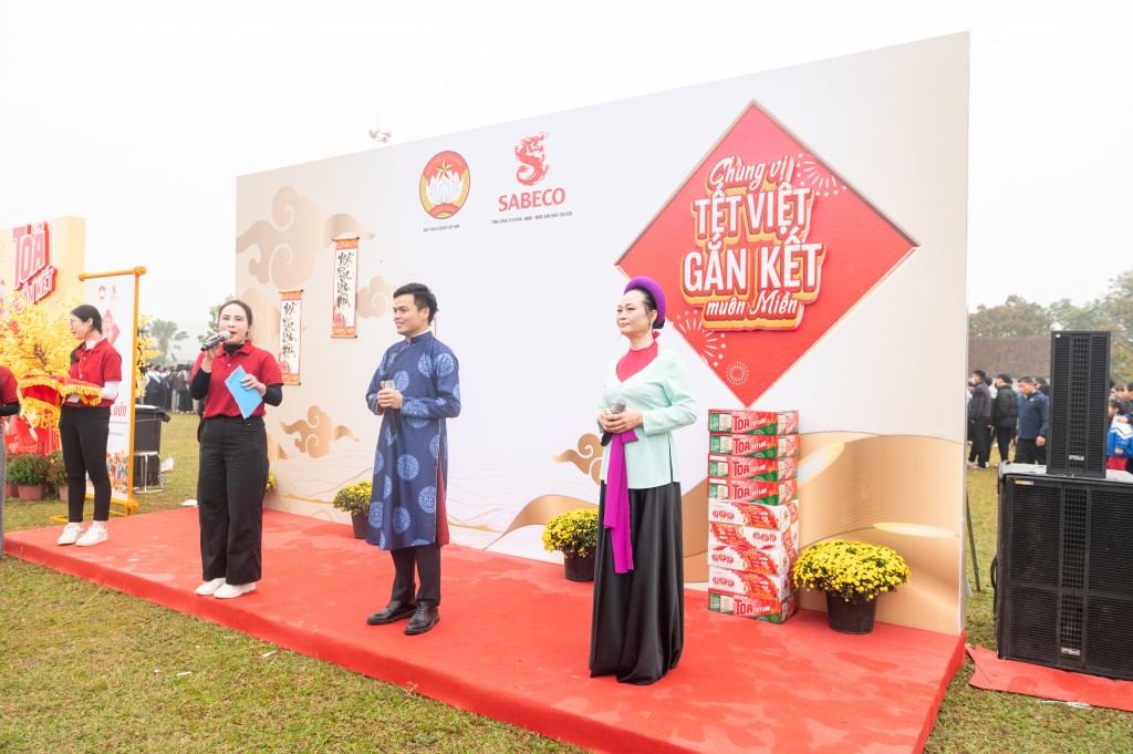 Có mặt tại chương trình là anh Trần Văn Sang, nghệ nhân biểu diễn dân ca Ví, Dặm và là top 15 Gương mặt Truyền lửa.