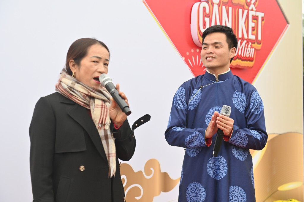 Người dân được trải nghiệm hát dân ví, dặm cùng Nghệ nhân Trần Văn Sang.