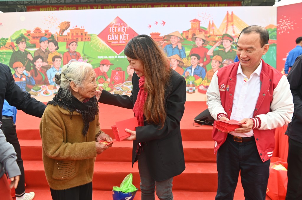 Từ 24-25/1, SABECO cùng đại diện Ủy ban Trung ương MTTQ Việt Nam và chính quyền địa phương tỉnh Nghệ An và Hà Tĩnh cũng đã phối hợp trao tặng 800 phần quà mang thông điệp “Chung vị Tết Việt” cho người dân. 