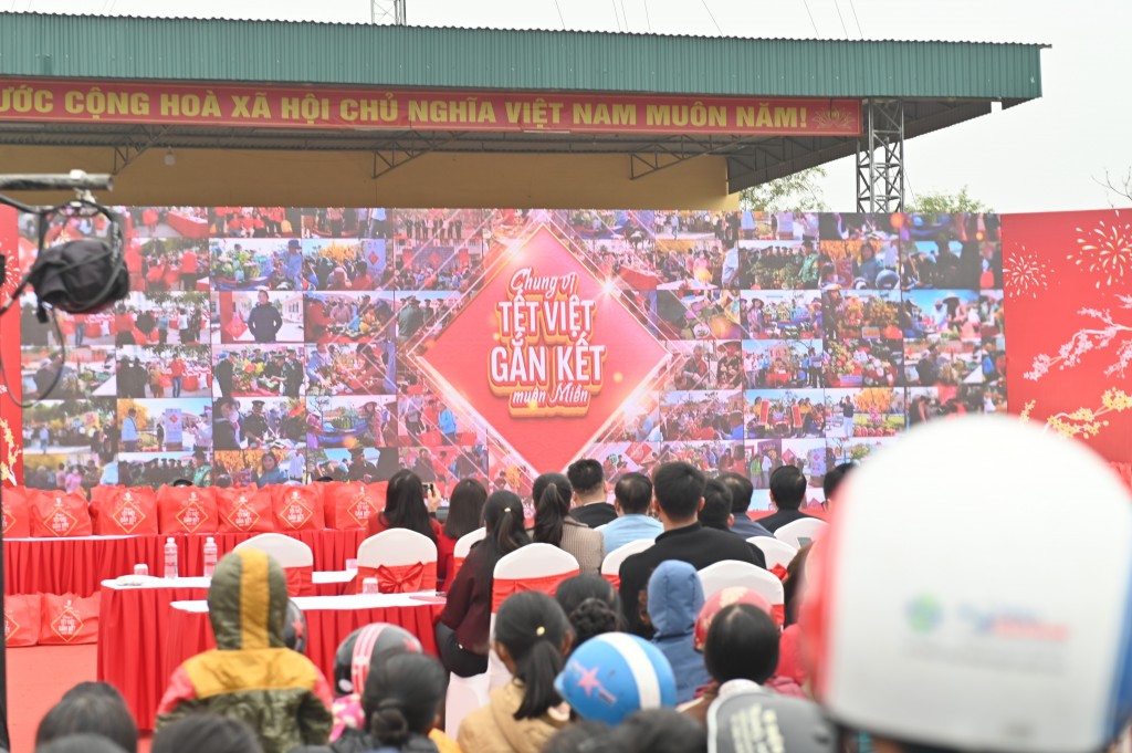 Bức tranh mosaic (e-albumn) của khoảnh khắc đón Tết bình dị và đầy niềm vui từ người dân cả nước của hoạt động gắn kết cộng đồng “Chung vị Tết Việt”