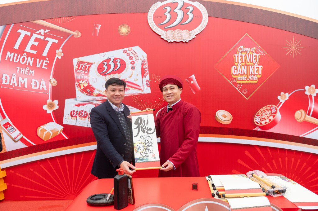 Người dân xin chữ Ông Đồ tại khu vực “Vị Tết đậm đà từ muôn vẻ” cùng Bia 333