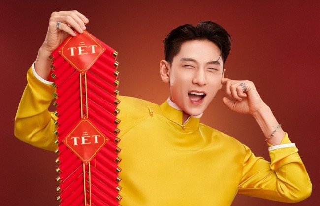 Isaac gửi gắm thông điệp Tết "Có ba mẹ là hơn ngàn mùa xuân"