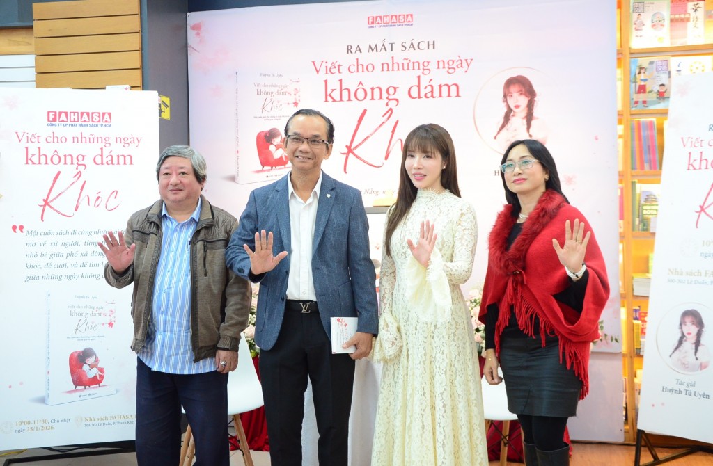 Buổi giao lưu, ra mắt cuốn sách “Viết cho những ngày không dám khóc” (Ảnh: Đ.Minh) Buổi giao lưu, ra mắt cuốn sách “Viết cho những ngày không dám khóc” (Ảnh: Đ.Minh)