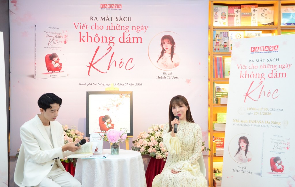 Tác giả Huỳnh Tú Uyên (phải) chia sẻ với bạn đọc về hành trình viết nên cuốn sách đầu tay (Ảnh: Đ.Minh) Tác giả Huỳnh Tú Uyên (phải) chia sẻ với bạn đọc về hành trình viết nên cuốn sách đầu tay (Ảnh: Đ.Minh)