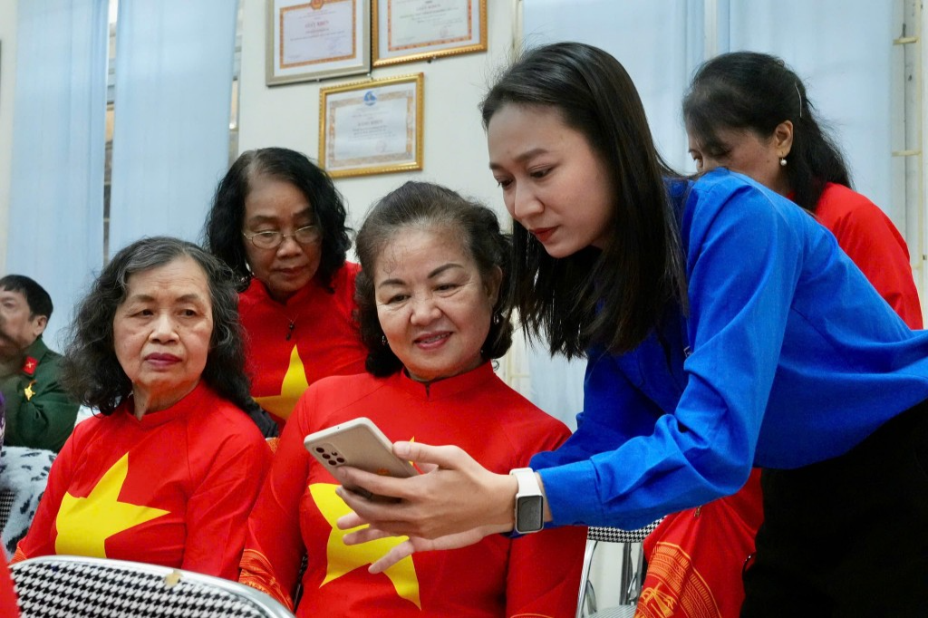 Đoàn viên, thanh niên hướng dẫn người dân Đoàn viên, thanh niên hướng dẫn người dân