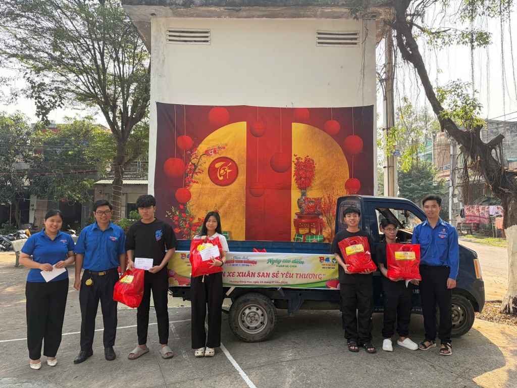 Chuyến xe “Xuân san sẻ yêu thương” mang quà Tết đến thanh niên công nhân, học sinh có hoàn cảnh khó khăn trên địa bàn phường Dĩ An. Chuyến xe “Xuân san sẻ yêu thương” mang quà Tết đến thanh niên công nhân, học sinh có hoàn cảnh khó khăn trên địa bàn phường Dĩ An.