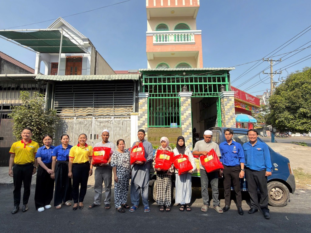 Hoạt động trao quà Tết cho người dân khó khăn do đoàn viên, thanh niên tổ chức trong Chiến dịch Xuân tình nguyện. Hoạt động trao quà Tết cho người dân khó khăn do đoàn viên, thanh niên tổ chức trong Chiến dịch Xuân tình nguyện.