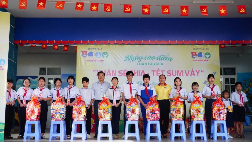 Ban Tổ chức trao quà cho học sinh có hoàn cảnh khó khăn, hiếu học tại Ngày cao điểm “Xuân sẻ chia – Tết sum vầy”. Ban Tổ chức trao quà cho học sinh có hoàn cảnh khó khăn, hiếu học tại Ngày cao điểm “Xuân sẻ chia – Tết sum vầy”.