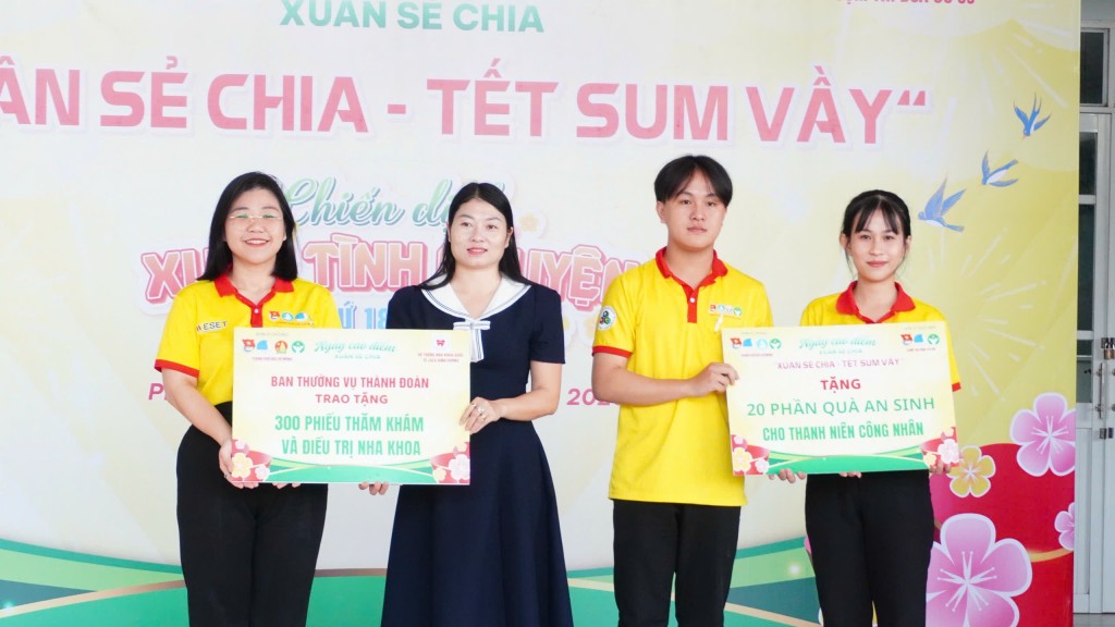 Trao bảng tượng trưng công trình 300 phiếu thăm khám, điều trị nha khoa và 20 phần quà an sinh cho thanh niên công nhân trong khuôn khổ Ngày cao điểm “Xuân sẻ chia”. Trao bảng tượng trưng công trình 300 phiếu thăm khám, điều trị nha khoa và 20 phần quà an sinh cho thanh niên công nhân trong khuôn khổ Ngày cao điểm “Xuân sẻ chia”.