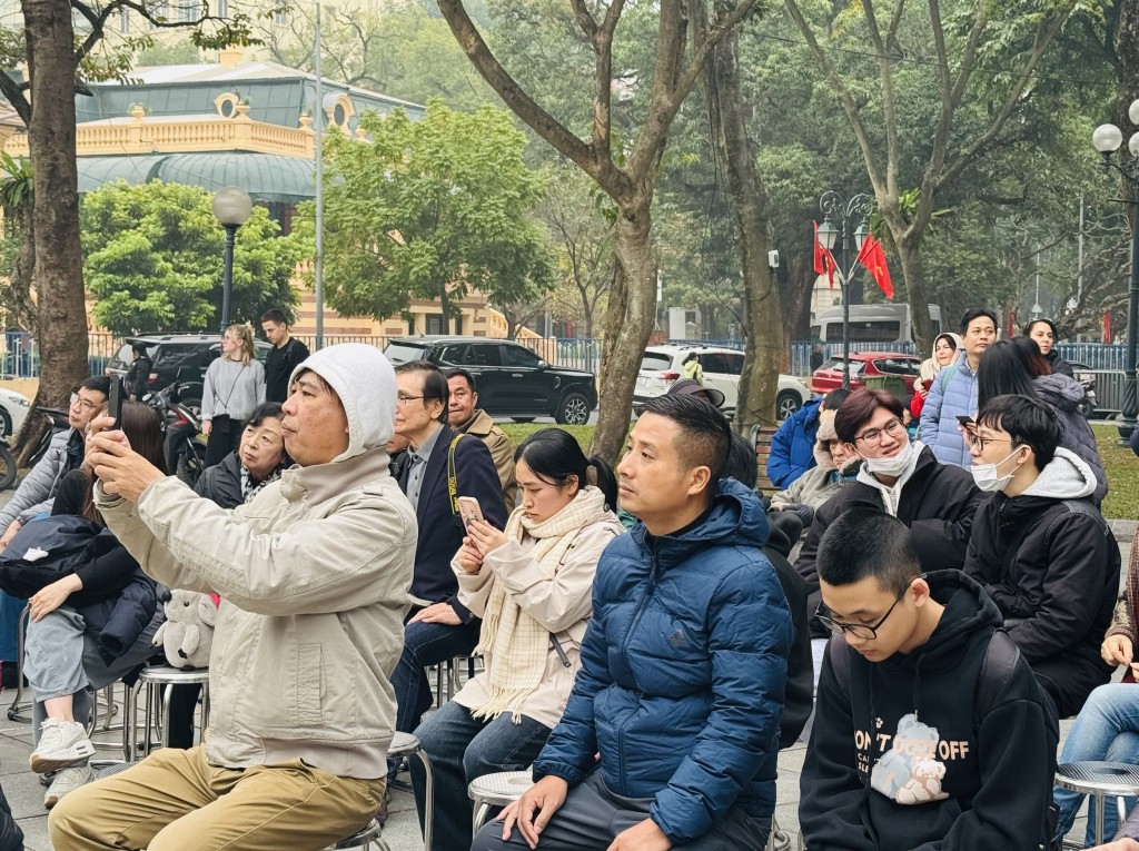 Khán giả hào hứng ghi lại những video các nghệ sĩ biểu diễn