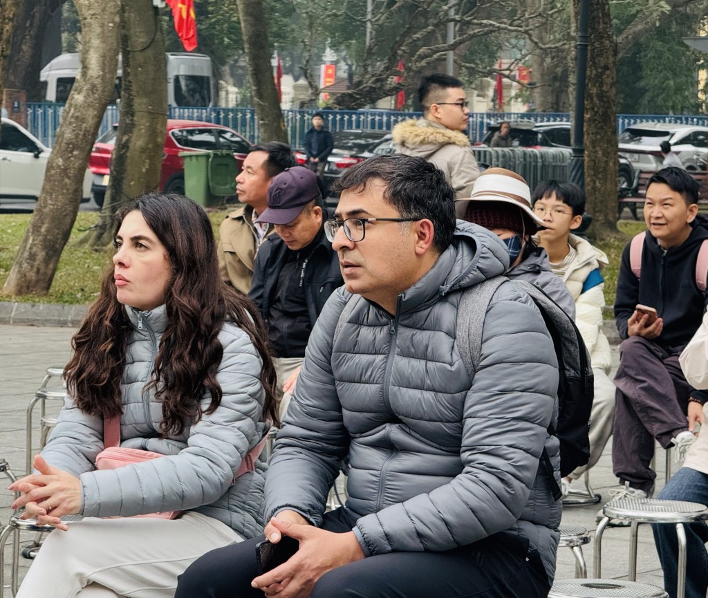 Rất nhiều khán giả nước ngoài dừng chân lắng nghe chương trình