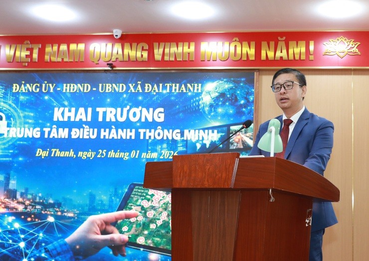 Đồng chí Nguyễn Văn Hưng, Phó Bí thư Đảng ủy, Chủ tịch UBND xã Đại Thanh báo cáo quá trình xây dựng Trung tâm Điều hành Thông minh.