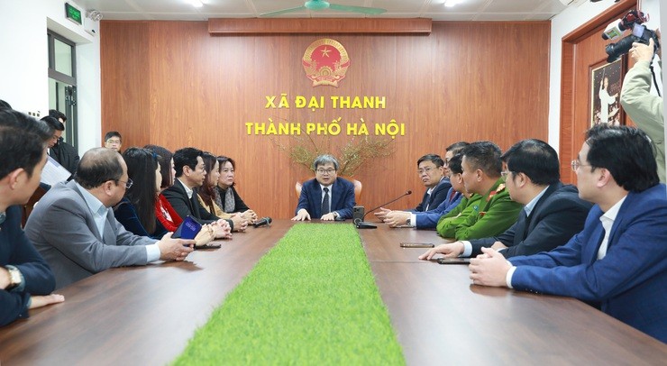 Các đại biểu trải nghiệm và vận hành Trung tâm Điều hành Thông minh xã Đại Thanh