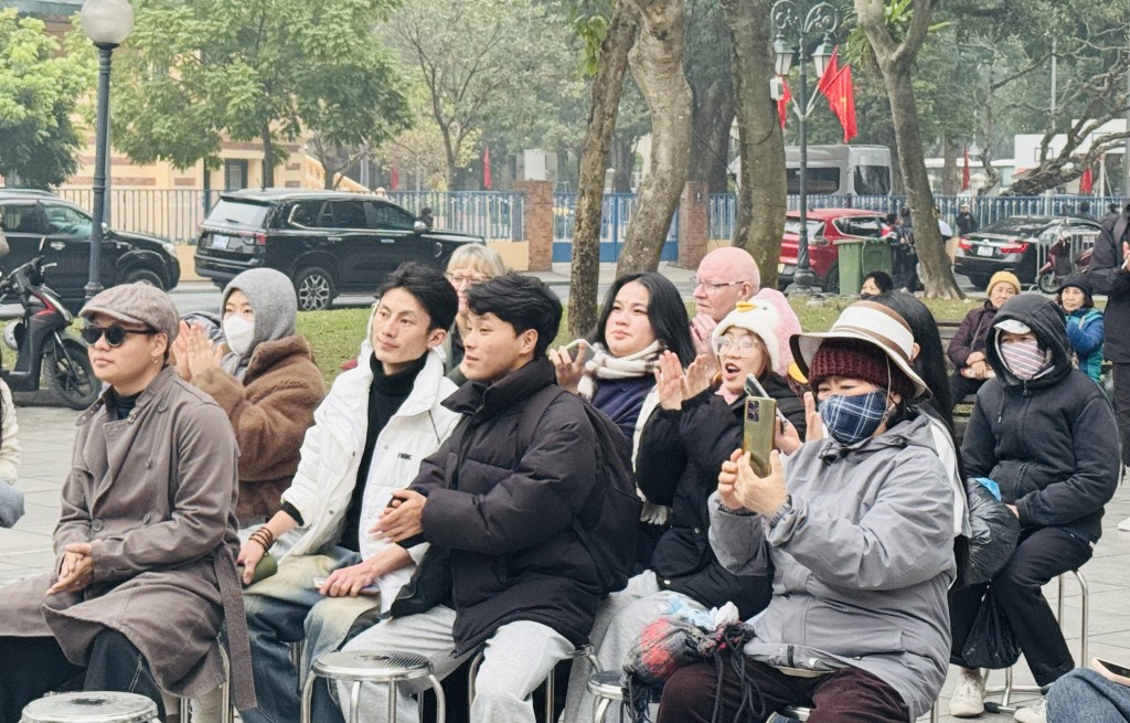 Công chúng nồng nhiệt cảm ơn các nghệ sĩ