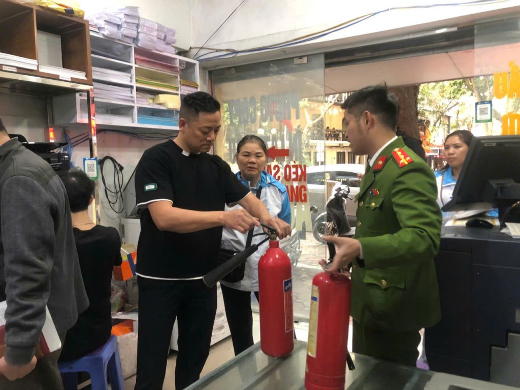 Công an Ba Đình đẩy mạnh tuyên truyền phòng cháy chữa cháy dịp Tết Công an Ba Đình đẩy mạnh tuyên truyền phòng cháy chữa cháy dịp Tết