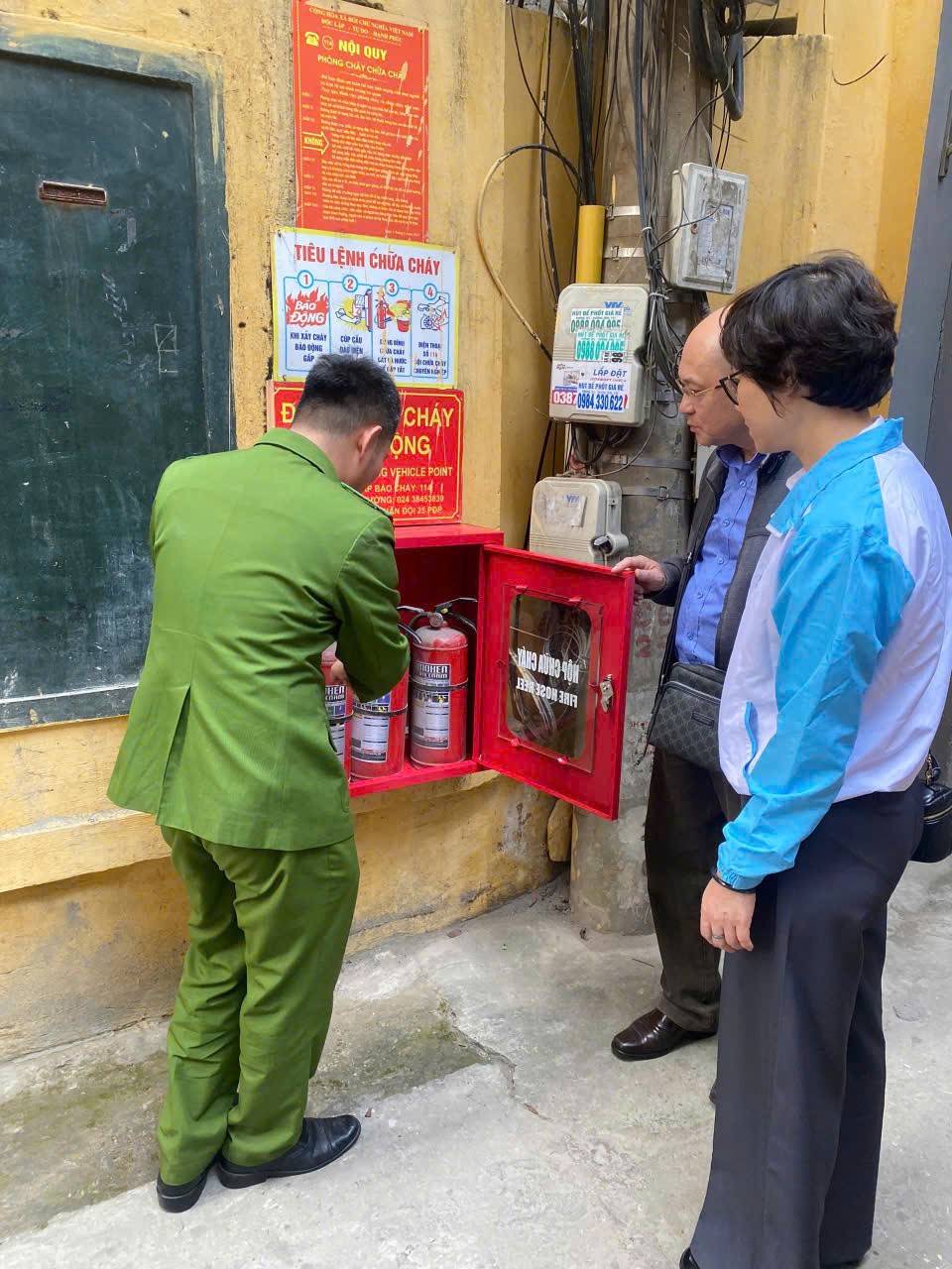 Tuyên truyền, hướng dẫn người các chi bộ, tổ trưởng tổ dân phố, bảo quản, bảo dưỡng phương tiện chữa cháy trang bị tại các điểm chữa cháy công cộng Tuyên truyền, hướng dẫn người các chi bộ, tổ trưởng tổ dân phố, bảo quản, bảo dưỡng phương tiện chữa cháy trang bị tại các điểm chữa cháy công cộng