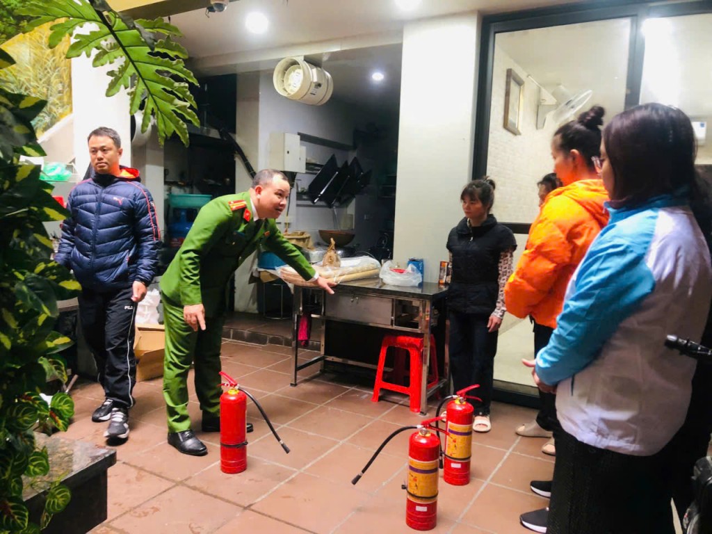 Công an phường Ba Đình phối hợp với Hội Liên hiệp phụ nữ phường Ba Đình hướng dẫn các hộ gia đình cách sử dụng bảo quản, bảo dưỡng phương tiện chữa cháy Công an phường Ba Đình phối hợp với Hội Liên hiệp phụ nữ phường Ba Đình hướng dẫn các hộ gia đình cách sử dụng bảo quản, bảo dưỡng phương tiện chữa cháy