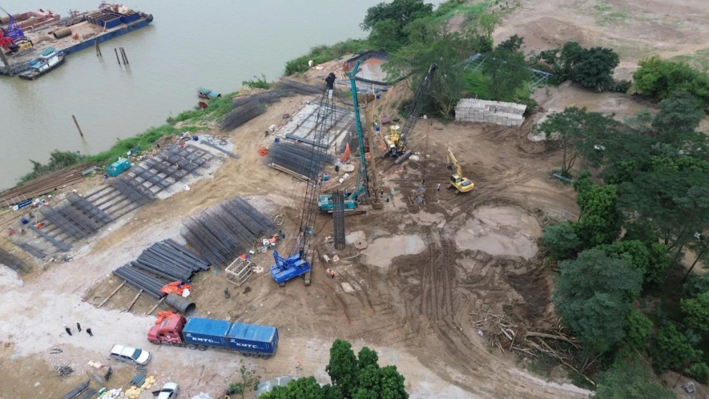 Nhộn nhịp công trường thi công cầu Trần Hưng Đạo