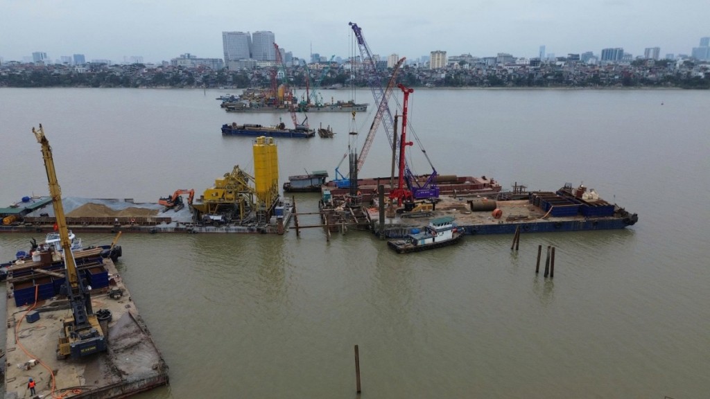 Nhộn nhịp công trường thi công cầu Trần Hưng Đạo