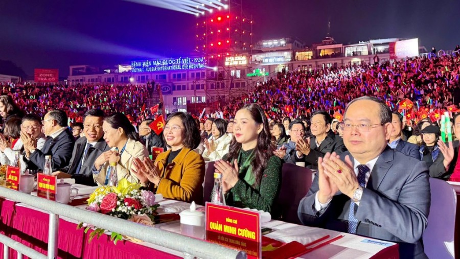 Các đồng chí lãnh đạo Trung ương và tỉnh Quảng Ninh tham dự chương trình