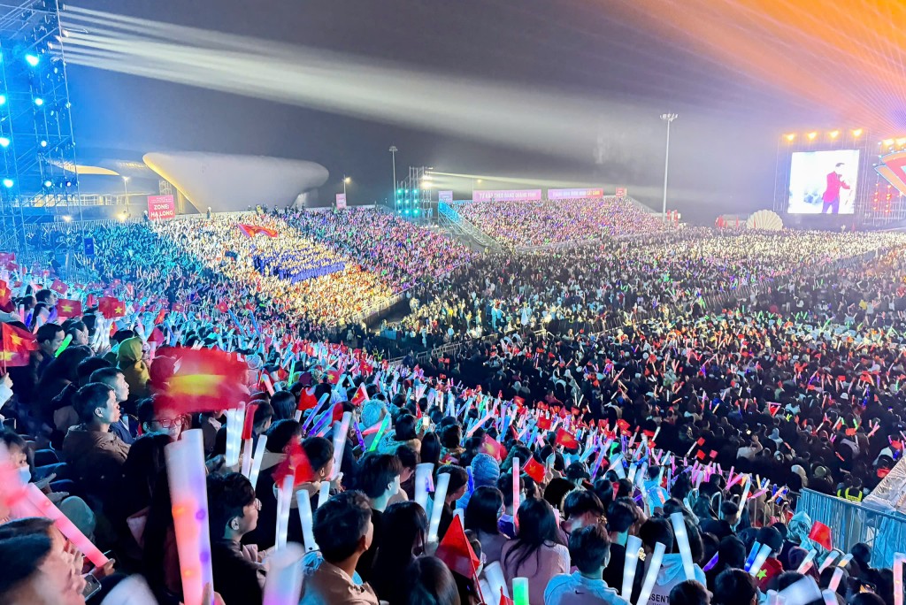 Đêm nghệ thuật thu hút hàng vạn nhân dân và du khách