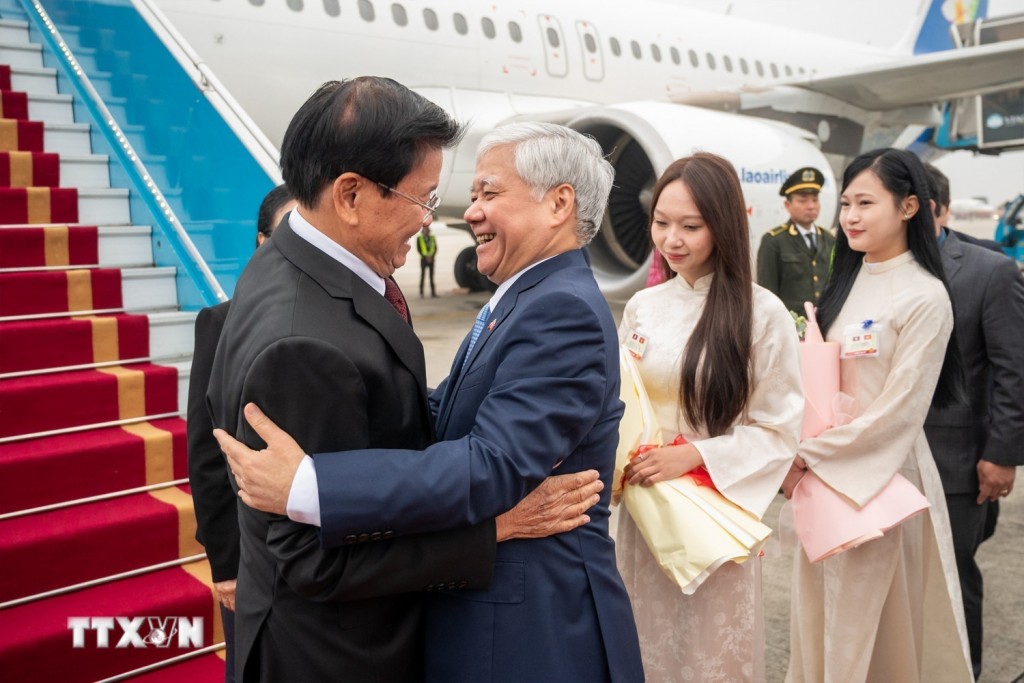 Phó Chủ tịch Thường trực Quốc hội Đỗ Văn Chiến đón Tổng Bí thư Ban Chấp hành Trung ương Đảng Nhân dân cách mạng Lào, Chủ tịch nước Cộng hòa Dân chủ Nhân dân Lào Thongloun Sisoulith tại sân bay Quốc tế Nội Bài. (Ảnh: Minh Đức/TTXVN)