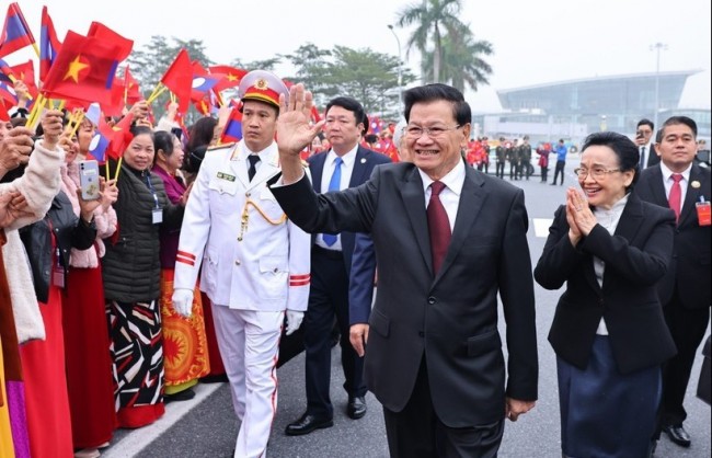 Tổng Bí thư, Chủ tịch nước Lào và Phu nhân đến Hà Nội, bắt đầu thăm cấp Nhà nước tới Việt Nam