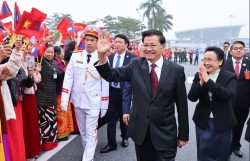 Tổng Bí thư, Chủ tịch nước Lào và Phu nhân đến Hà Nội, bắt đầu thăm cấp Nhà nước tới Việt Nam