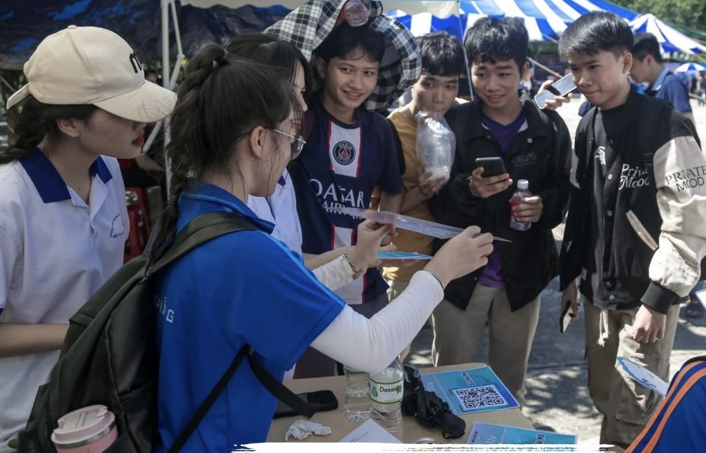 Đoàn viên thanh niên không thể đứng ngoài sự vận động chung mà phải là lực lượng tiên phong, nòng cốt, là hạt nhân để lan tỏa tinh thần số Đoàn viên thanh niên không thể đứng ngoài sự vận động chung mà phải là lực lượng tiên phong, nòng cốt, là hạt nhân để lan tỏa tinh thần số