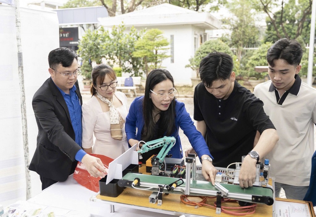 Đà Nẵng đẩy mạnh thực hiện Nghị quyết số 57-NQ/TW của Bộ Chính trị về đột phá phát triển khoa học, công nghệ, đổi mới sáng tạo và chuyển đổi số quốc gia (Ảnh: Đ.Minh) Đà Nẵng đẩy mạnh thực hiện Nghị quyết số 57-NQ/TW của Bộ Chính trị về đột phá phát triển khoa học, công nghệ, đổi mới sáng tạo và chuyển đổi số quốc gia (Ảnh: Đ.Minh)