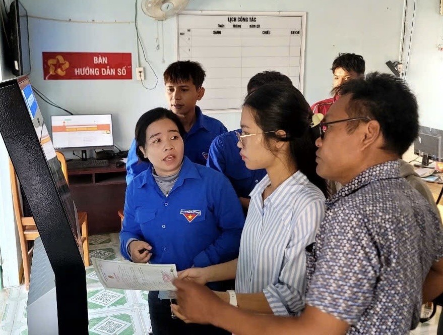 . Các Tổ công nghệ số cộng đồng, chứng minh hiệu quả rõ nét trong việc hỗ trợ người dân tiếp cận, sử dụng các nền tảng số, dịch vụ công trực tuyến (Ảnh: Đ.Minh) . Các Tổ công nghệ số cộng đồng, chứng minh hiệu quả rõ nét trong việc hỗ trợ người dân tiếp cận, sử dụng các nền tảng số, dịch vụ công trực tuyến (Ảnh: Đ.Minh)