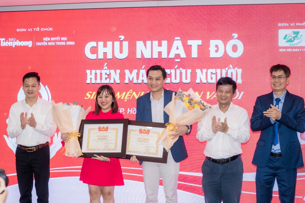 Ban giám đốc Amway Việt Nam vinh dự nhận được Bằng khen từ Ban Chấp hành Trung ương Đoàn Thanh niên Cộng sản Hồ Chí Minh Ban giám đốc Amway Việt Nam vinh dự nhận được Bằng khen từ Ban Chấp hành Trung ương Đoàn Thanh niên Cộng sản Hồ Chí Minh