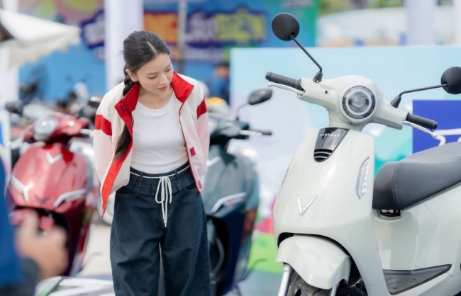 VinFast đạt doanh số kỷ lục 406.453 xe, dẫn đầu thị trường xe máy điện Việt Nam năm 2025