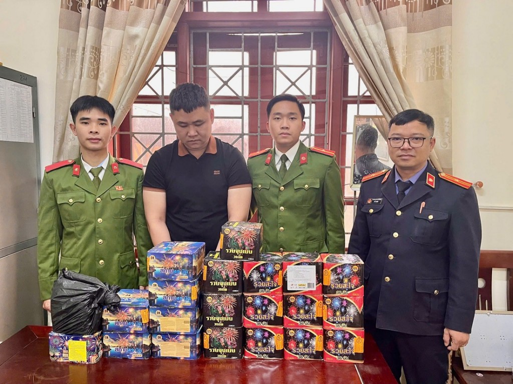 Đối tượng Phạm Nguyễn Tuấn Hùng bị bắt giữ cùng tang vật Đối tượng Phạm Nguyễn Tuấn Hùng bị bắt giữ cùng tang vật